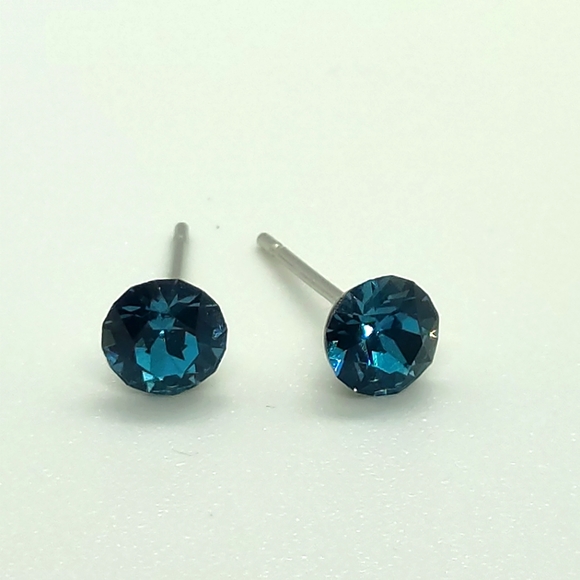 Swarovski Elements Stud Earrings - Picture 1 of 1